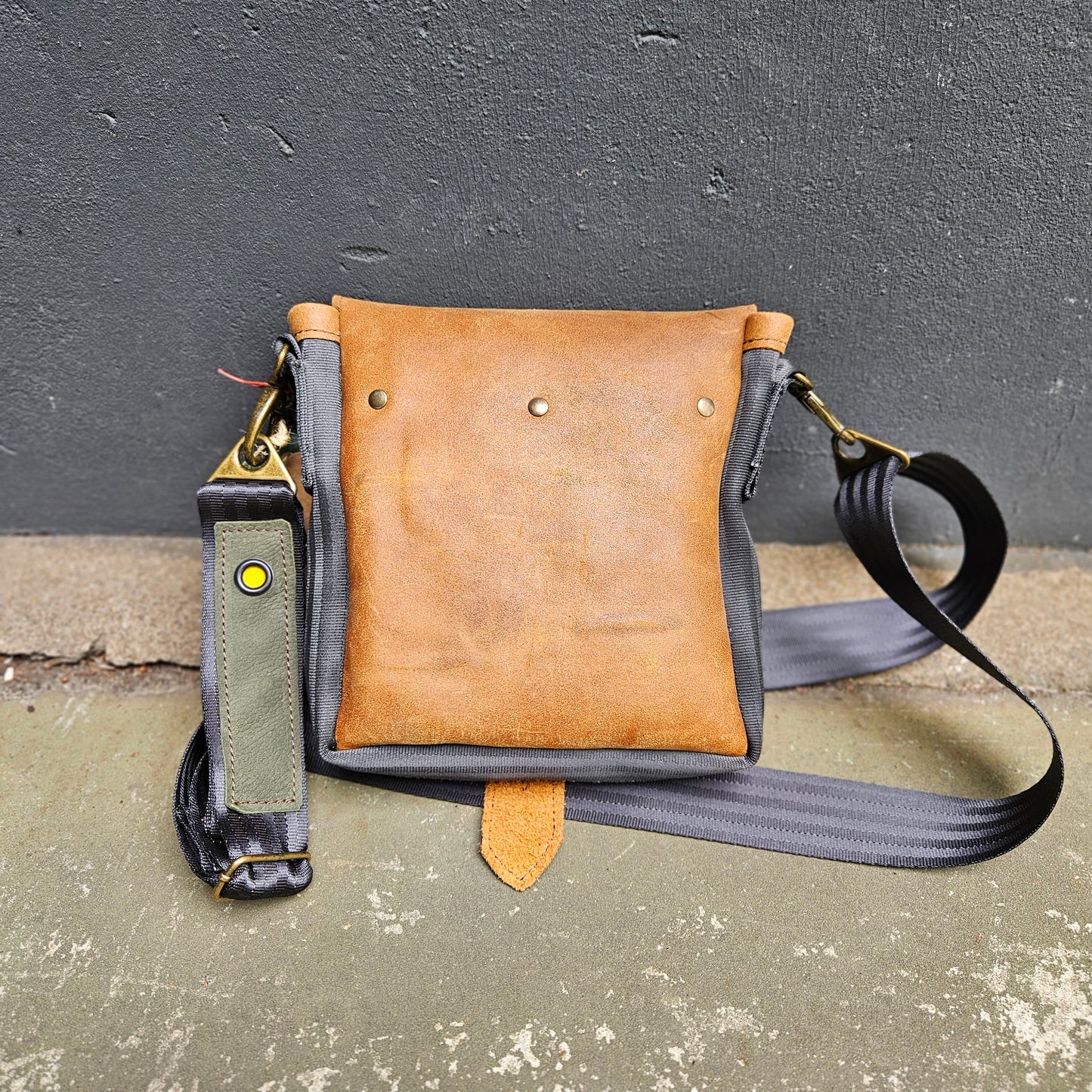 Gordeltas mini bruin groen