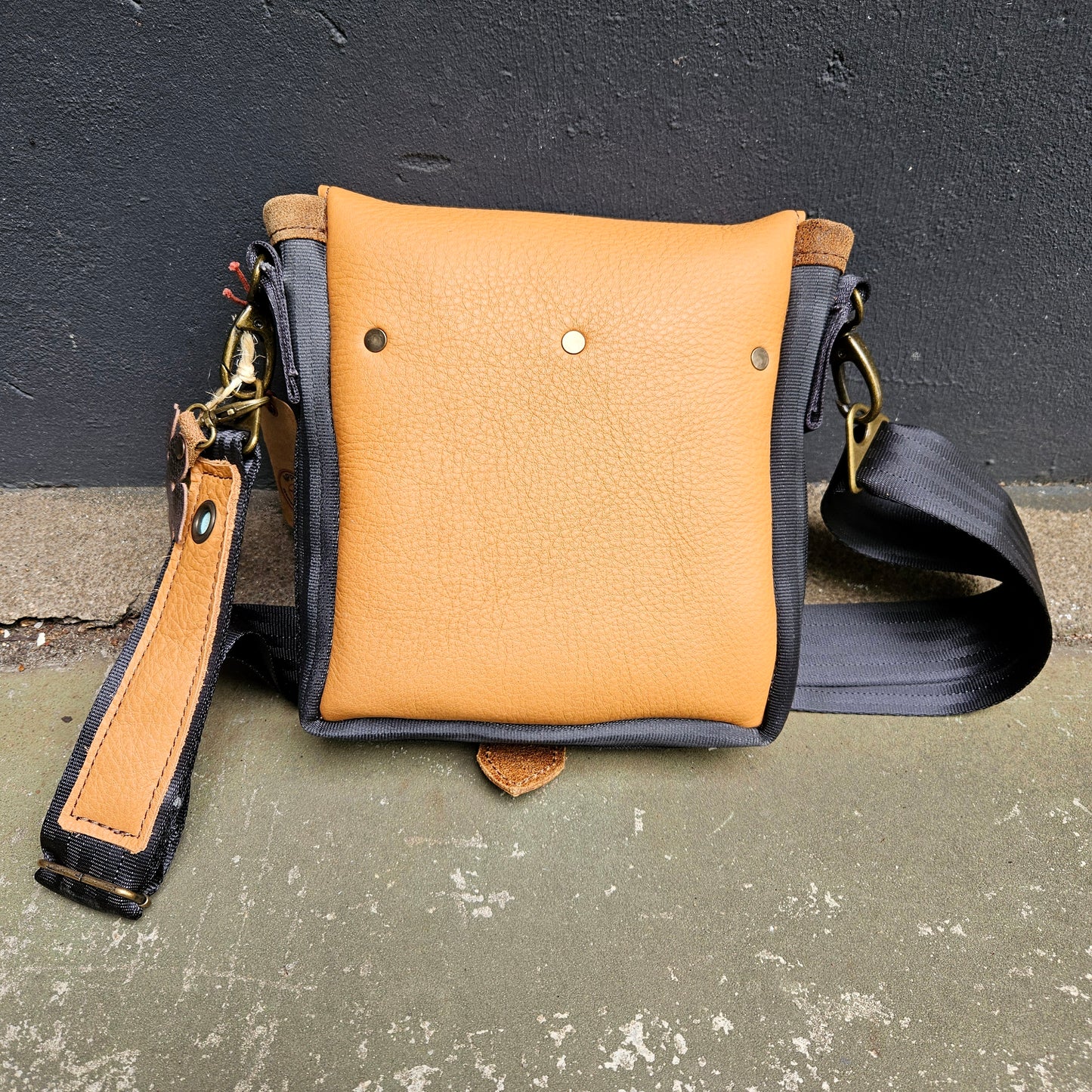 Gordeltas mini bruin